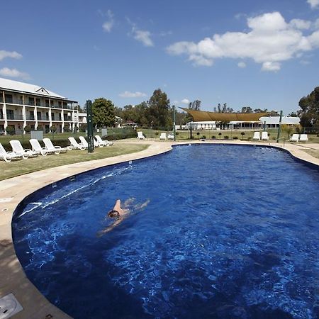 Yarrawonga Mulwala Golf Club Hotel Buitenkant foto The pool at the Club Hotel