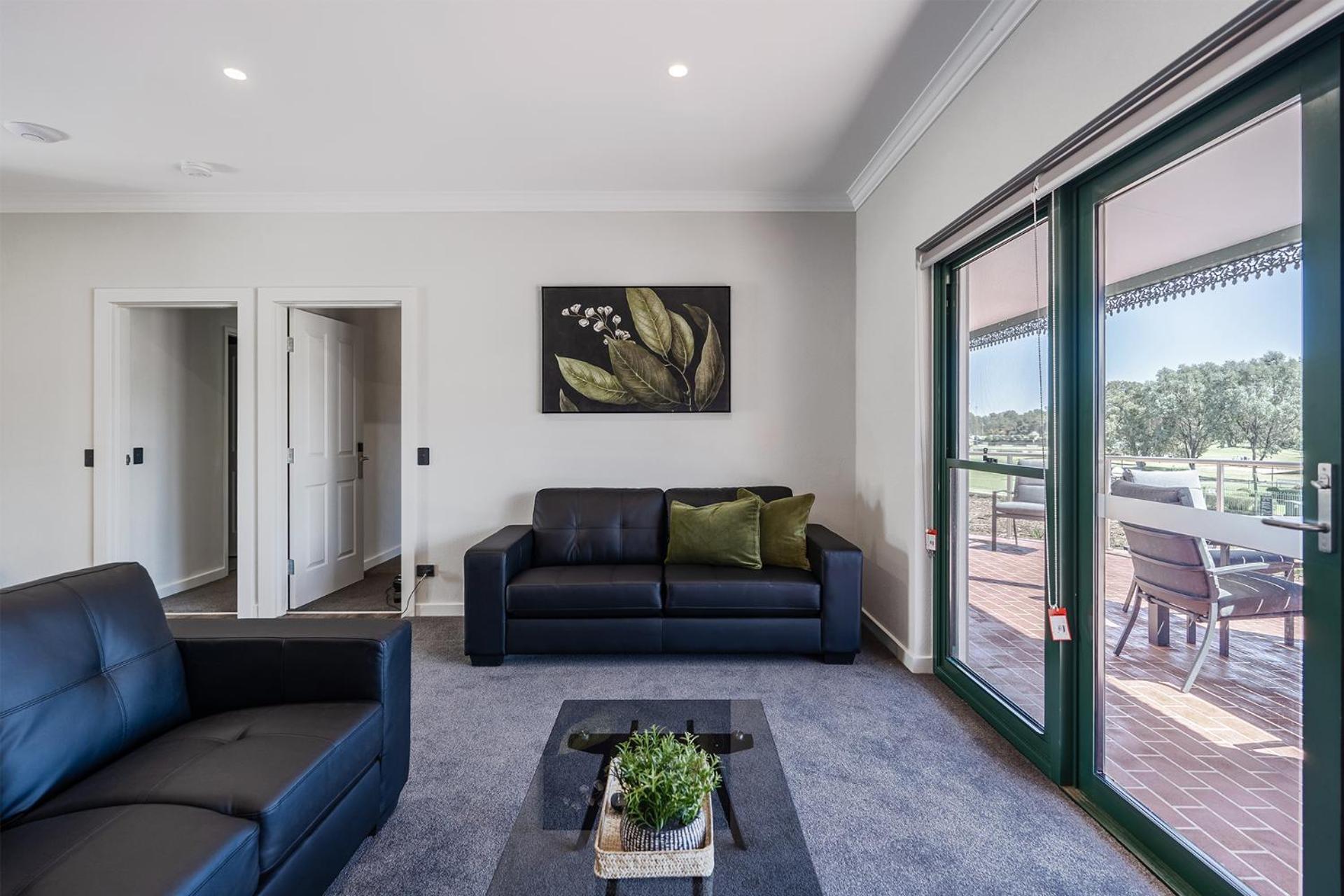 Yarrawonga Mulwala Golf Club Hotel Buitenkant foto A living room with a large sliding door