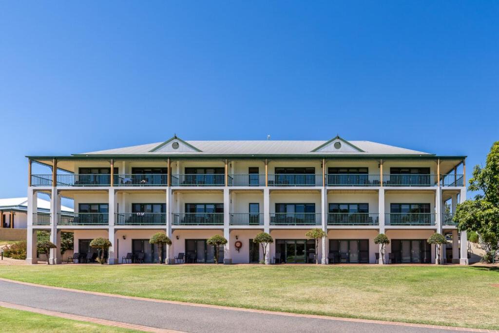 Yarrawonga Mulwala Golf Club Hotel Buitenkant foto The Village, 2016