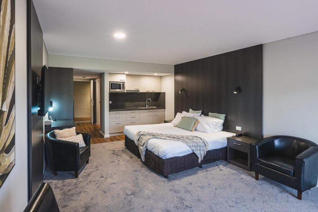 Yarrawonga Mulwala Golf Club Hotel Buitenkant foto A typical studio apartment