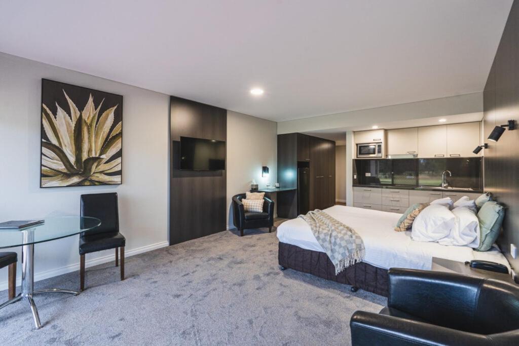 Yarrawonga Mulwala Golf Club Hotel Buitenkant foto Studio apartment