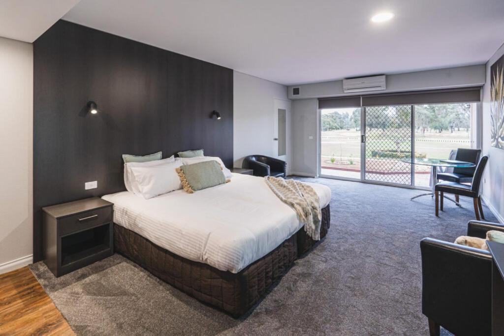 Yarrawonga Mulwala Golf Club Hotel Buitenkant foto A suite at the hotel