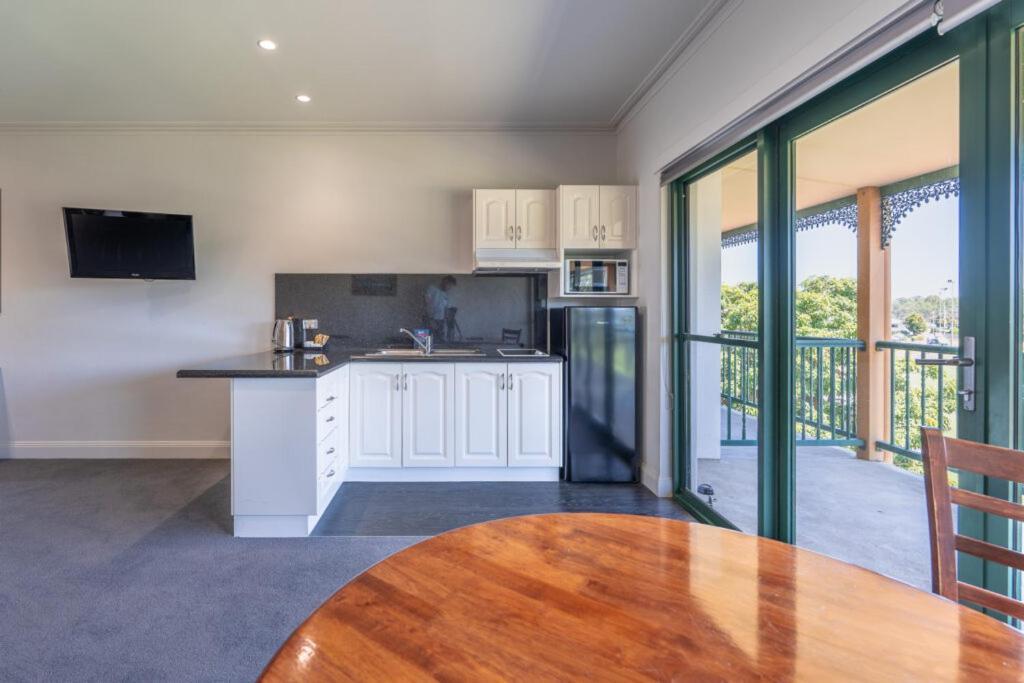 Yarrawonga Mulwala Golf Club Hotel Buitenkant foto A kitchen in a serviced apartment