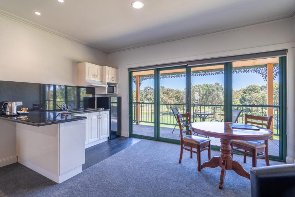 Yarrawonga Mulwala Golf Club Hotel Buitenkant foto A typical apartment at the resort