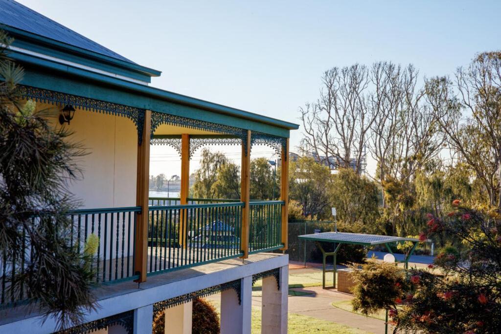 Yarrawonga Mulwala Golf Club Hotel Buitenkant foto The verandah of the house