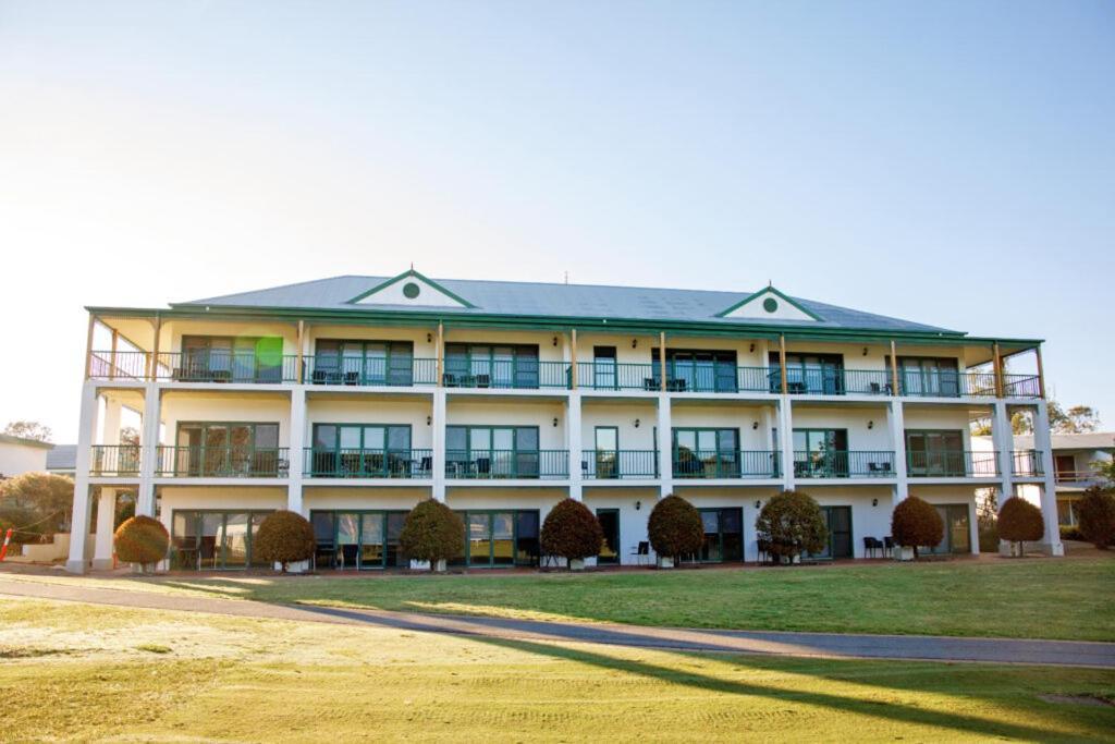 Yarrawonga Mulwala Golf Club Hotel Buitenkant foto The clubhouse at the Links Lady Bay Golf Course