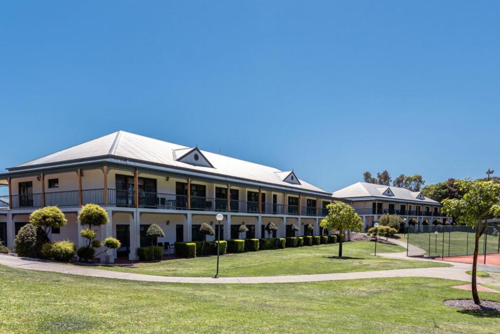 Yarrawonga Mulwala Golf Club Hotel Buitenkant foto The school's main building