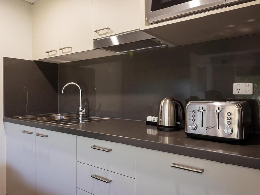 Yarrawonga Mulwala Golf Club Hotel Buitenkant foto A typical kitchen in a student apartment