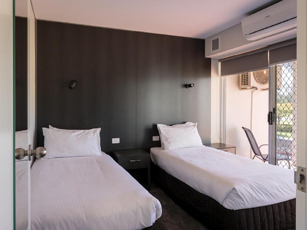 Yarrawonga Mulwala Golf Club Hotel Buitenkant foto A typical room at the hotel