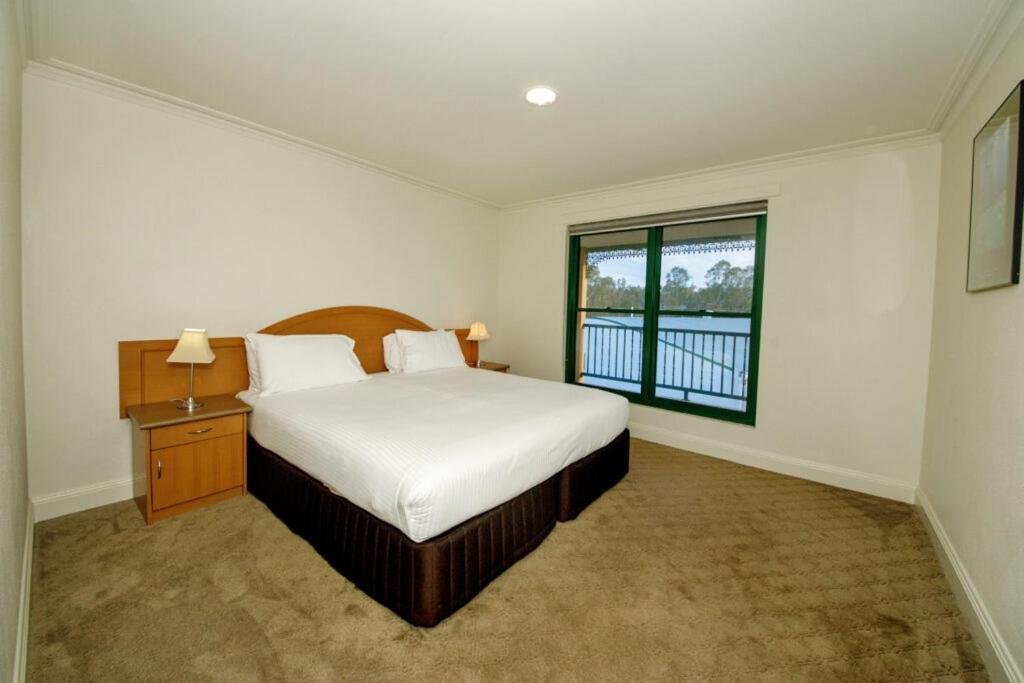 Yarrawonga Mulwala Golf Club Hotel Buitenkant foto A bedroom at the hotel