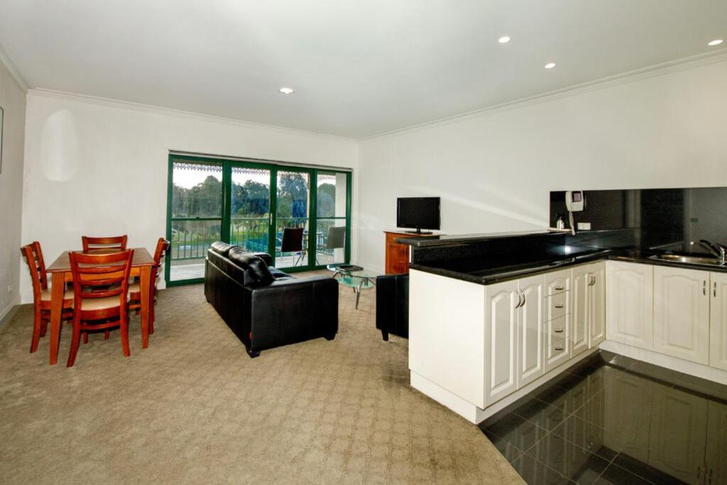 Yarrawonga Mulwala Golf Club Hotel Buitenkant foto A typical apartment at the Village