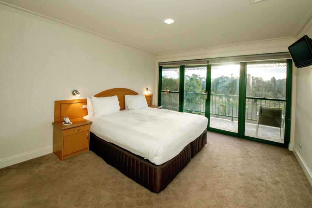 Yarrawonga Mulwala Golf Club Hotel Buitenkant foto A bedroom at the hotel