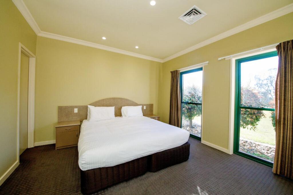 Yarrawonga Mulwala Golf Club Hotel Buitenkant foto A typical bedroom at the hotel
