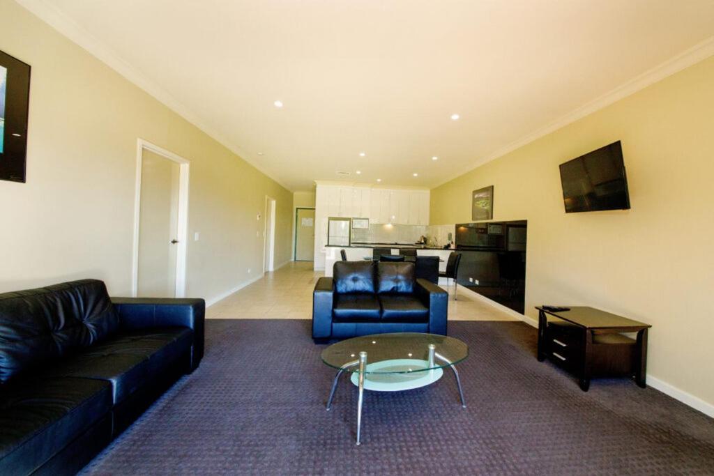 Yarrawonga Mulwala Golf Club Hotel Buitenkant foto A typical apartment at the hotel
