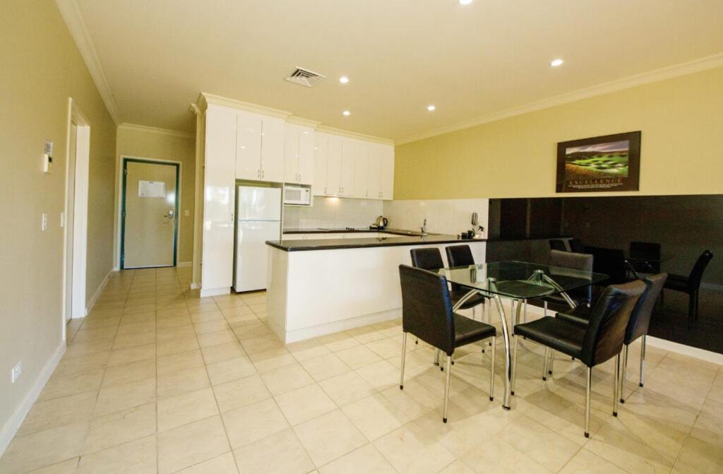 Yarrawonga Mulwala Golf Club Hotel Buitenkant foto A kitchen in a typical apartment