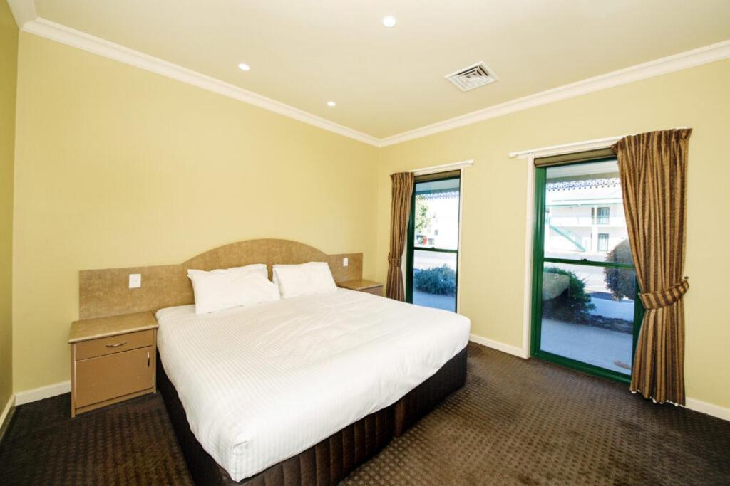 Yarrawonga Mulwala Golf Club Hotel Buitenkant foto A bedroom at the hotel