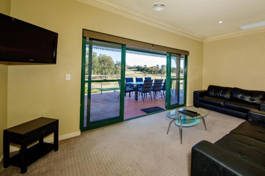 Yarrawonga Mulwala Golf Club Hotel Buitenkant foto Living room with a view of the golf course