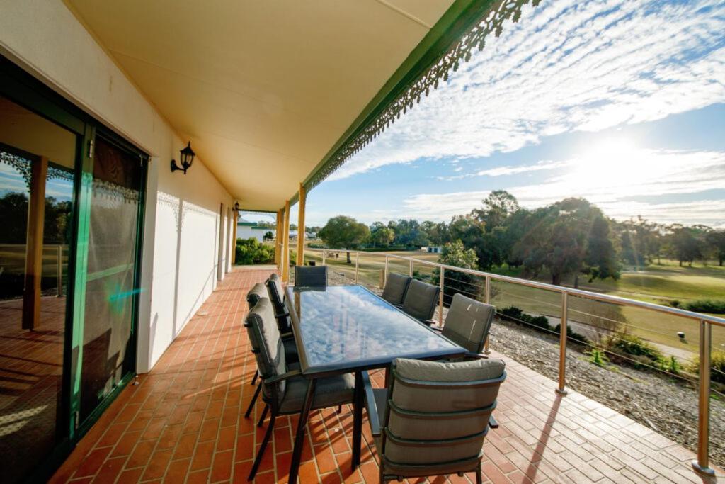 Yarrawonga Mulwala Golf Club Hotel Buitenkant foto A balcony in Australia