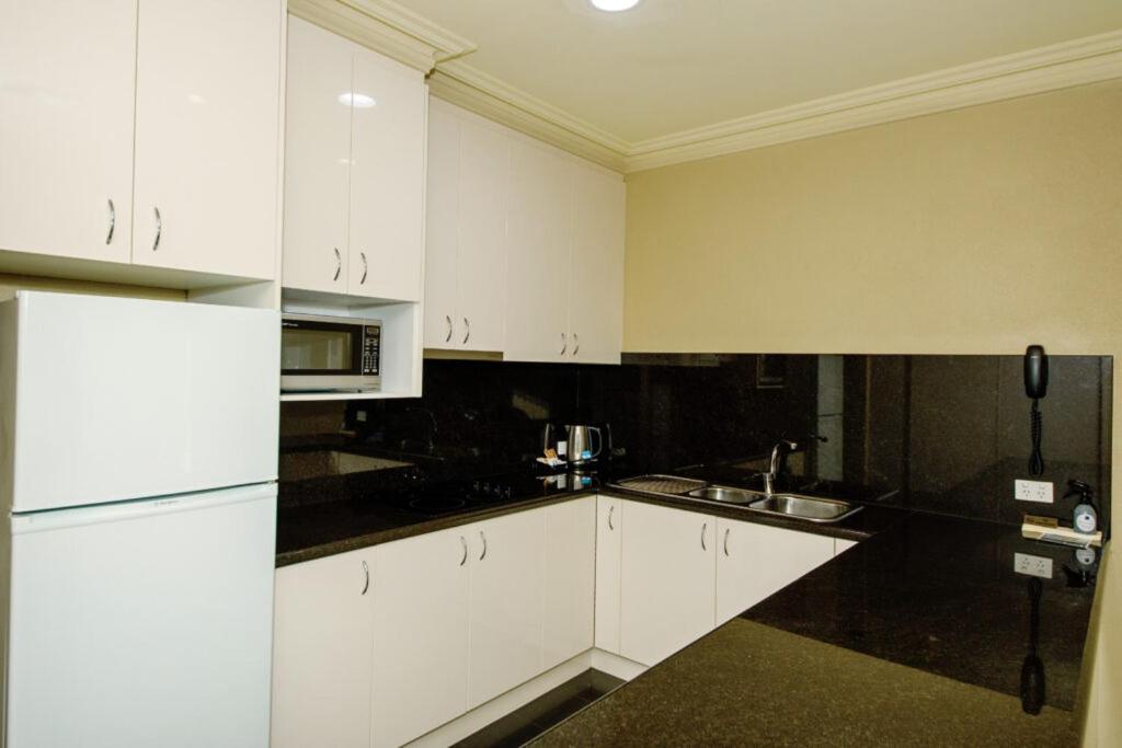 Yarrawonga Mulwala Golf Club Hotel Buitenkant foto A typical kitchen in a student apartment