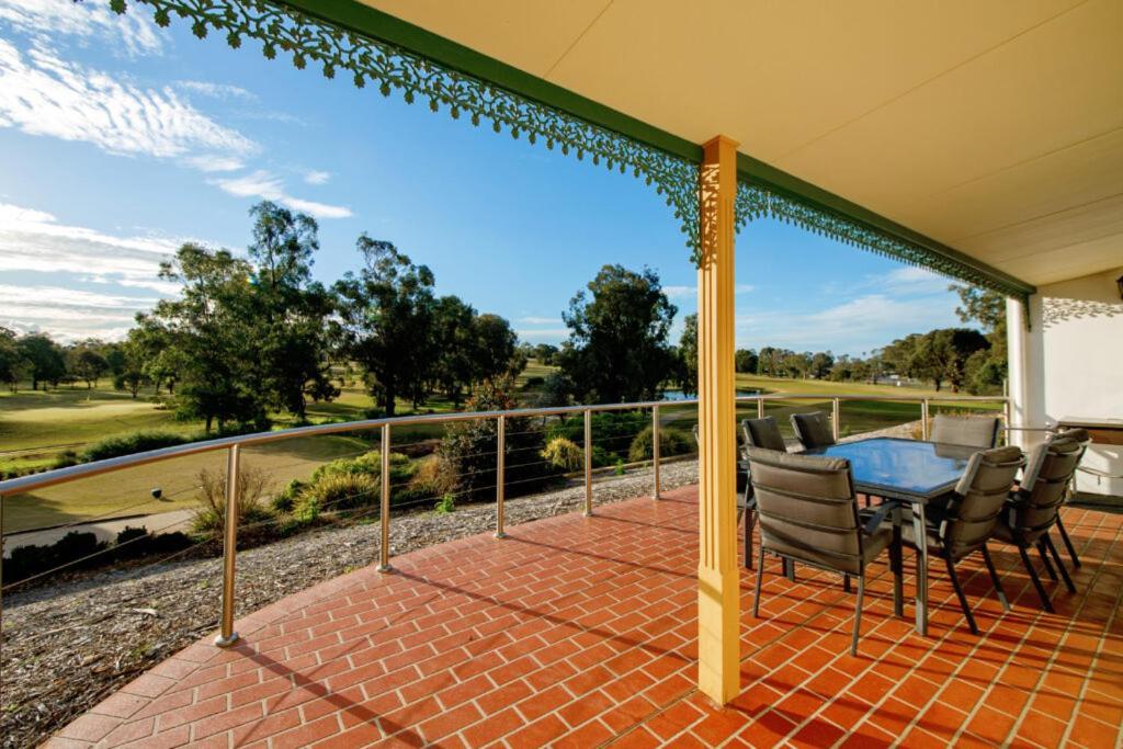 Yarrawonga Mulwala Golf Club Hotel Buitenkant foto Clubhouse balcony