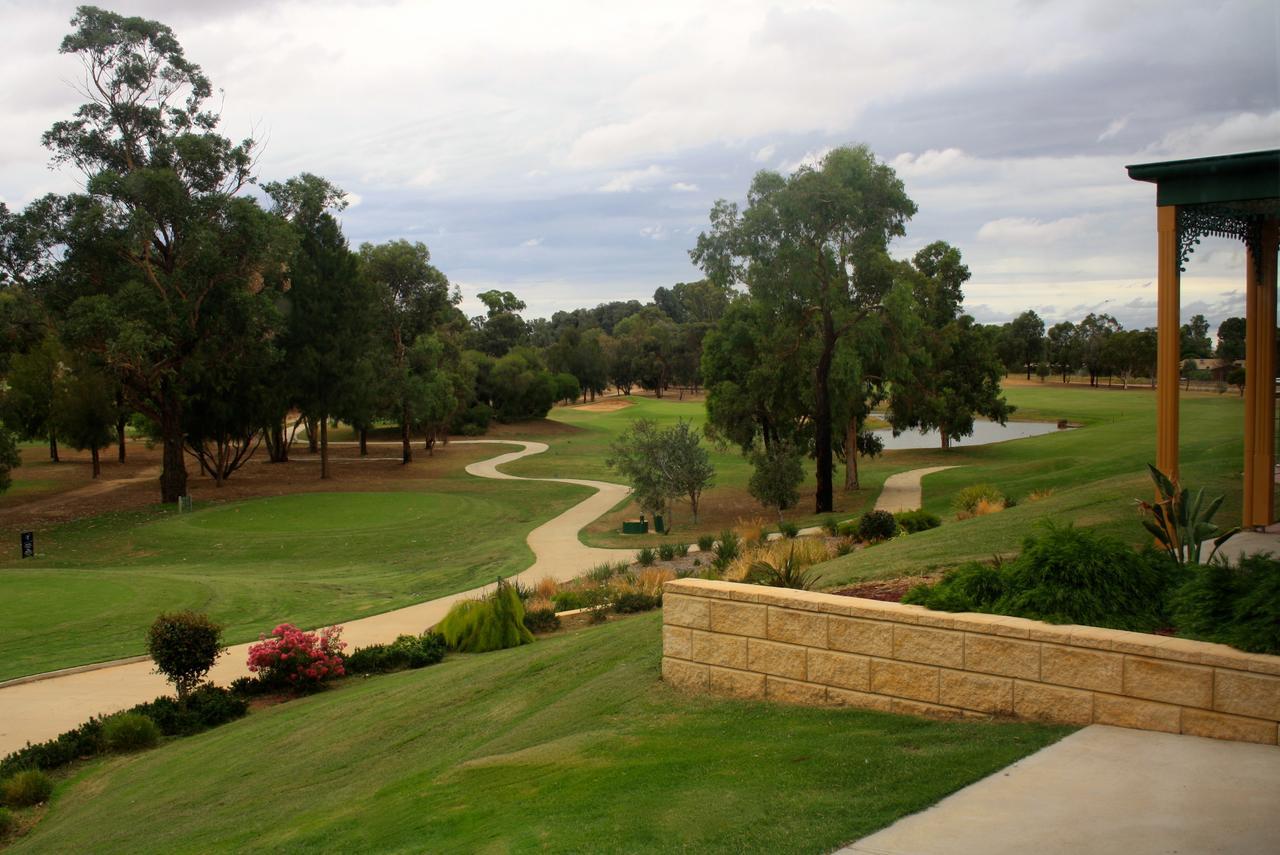Yarrawonga Mulwala Golf Club Hotel Buitenkant foto The 18th hole at the Vines Resort and Country Club