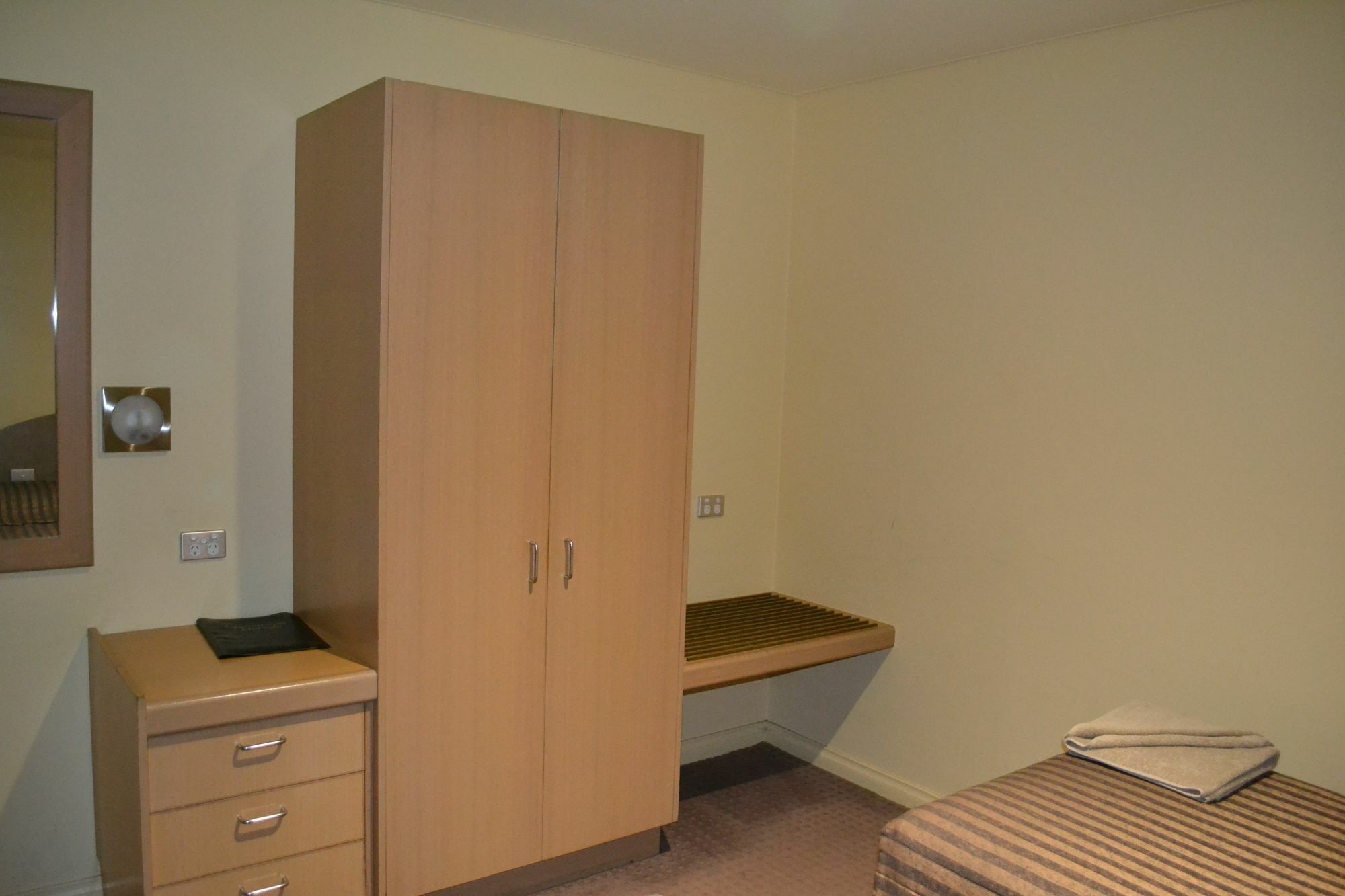 Yarrawonga Mulwala Golf Club Hotel Buitenkant foto A typical bedroom in the halls of residence